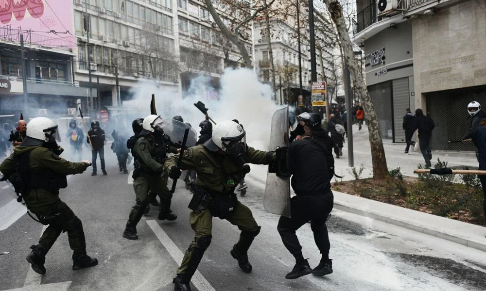 Πεδίο μάχης η Αθήνα: Ξύλο και δακρυγόνα στο Σύνταγμα-Mολότοφ στο προαύλιο της Βουλής - Μάχες σώμα με σώμα στην Ομόνοια